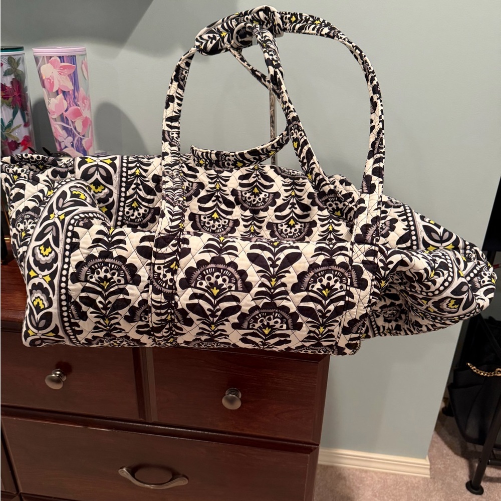 Vera Bradley Large duffle EUC - Picture 3 of 6